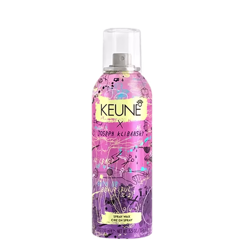O produto apresentado é um spray wax da marca Keune, em uma embalagem com design colorido e ilustrações. O frasco possui um rótulo com o nome da marca "Keune" e a assinatura do designer "Joseph Klibansky".