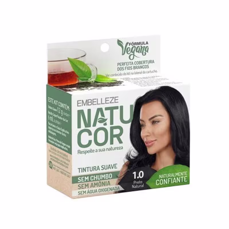 A imagem mostra a caixa da Tintura Embelleze Natucor 1.0 Preto Natural, destacando ser  uma Fórmula Vegana, livre de amônia, chumbo e água oxigenada. Além disso, traz tons de verde e branco e exibe a imagem de uma modelo com longos cabelos lisos e pretos.