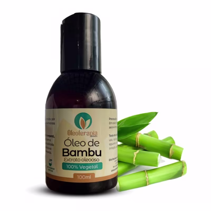 O produto apresentado é um óleo de bambu da marca Oleoterapia Brasil. O frasco é preto e possui um rótulo com o nome do produto, "Óleo de Bambu", e a informação de que é 100% vegetal. Ao lado do frasco, há alguns pedaços de bambu verde