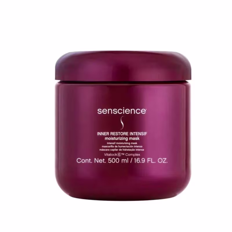 A imagem mostra o pote de máscara capilar. O pote é de plástico rígido na cor vinho profundo. Na frente, há o logotipo da marca e o nome do produto.