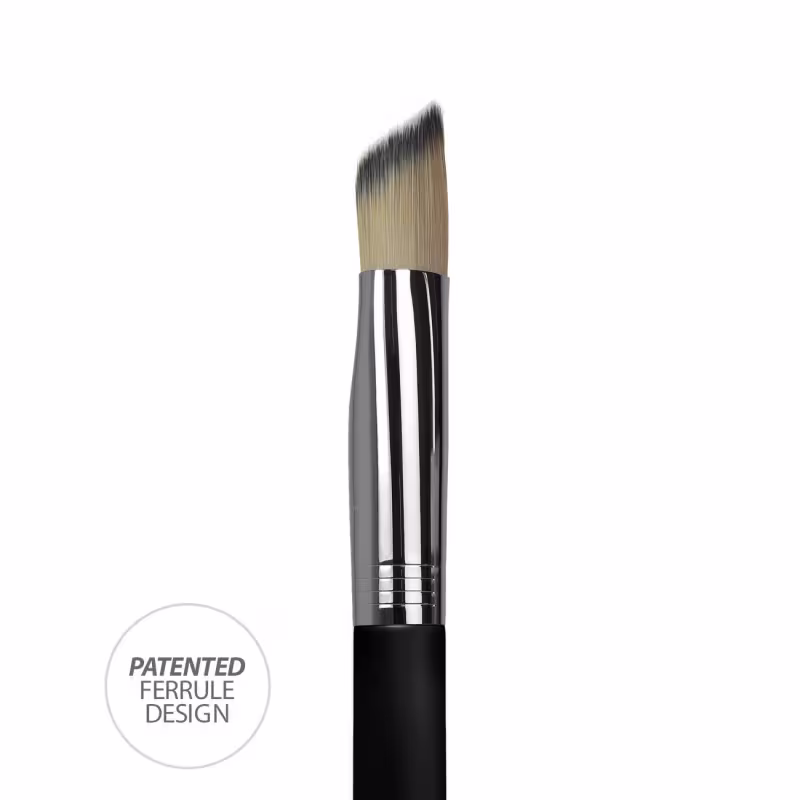 A imagem mostra um pincel, com cabo preto, detalhe cromado e cerdas brancas com pontinhas pretas.