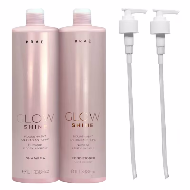 Conjunto de produtos para cabelos da marca Brae. Dois frascos grandes de plástico na cor rosa perolado, um contendo shampoo e o outro condicionador da linha "Glow Shine". Os frascos têm formato cilíndrico e tampas brancas com detalhes em listras.