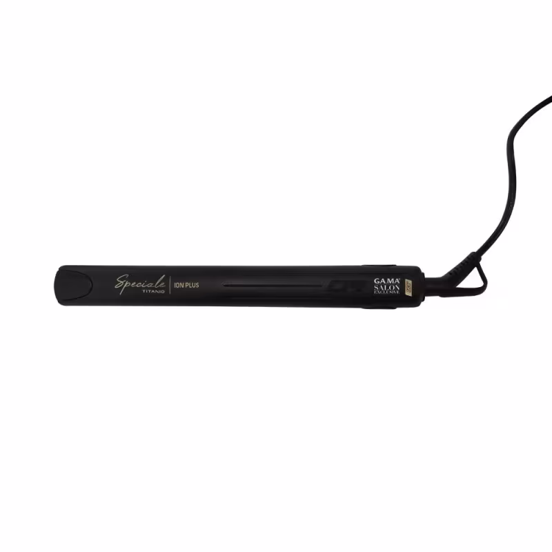 Esta é uma chapinha da marca GA.MA Italy. O produto é preto com detalhes cromados. Possui um cabo alongado com uma placa alisadora retangular na extremidade.