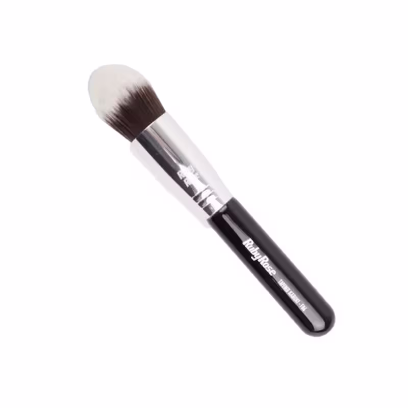 O produto apresentado na imagem é um pincel de maquiagem kabuki da Ruby Rose. O pincel possui um cabo preto e uma ponta arredondada com cerdas macias e claras. O nome da marca "Ruby Rose" está impresso no cabo do pincel em letras brancas.