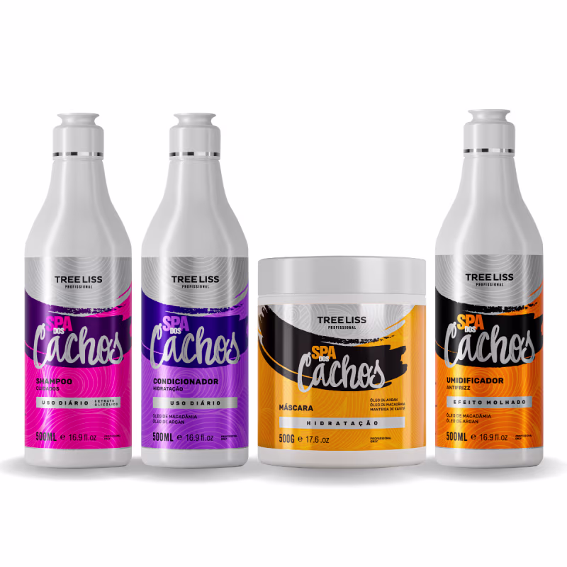 Produtos de tratamento capilar TreeLiss Profissional. Quatro embalagens: duas garrafas de 500ml de shampoo e condicionador "Spa Cachos" nas cores rosa e roxa, uma embalagem de 500g de máscara capilar e uma garrafa de 500ml de umidificador capilar.
