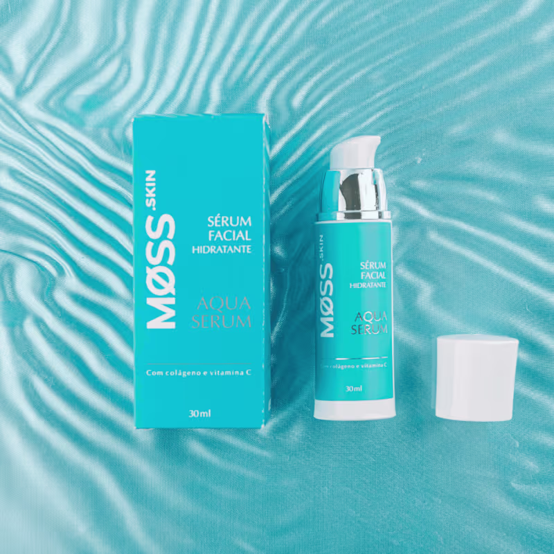 A imagem mostra produtos a caixa, o frasco e a tampa do Aqua Serum, respectivamente. A embalagem possui uma cor azul clara vibrante e detalhes em letras brancas e pratas. O fundo da imagem possui um padrão ondulado em tons de azul, remetendo à água.