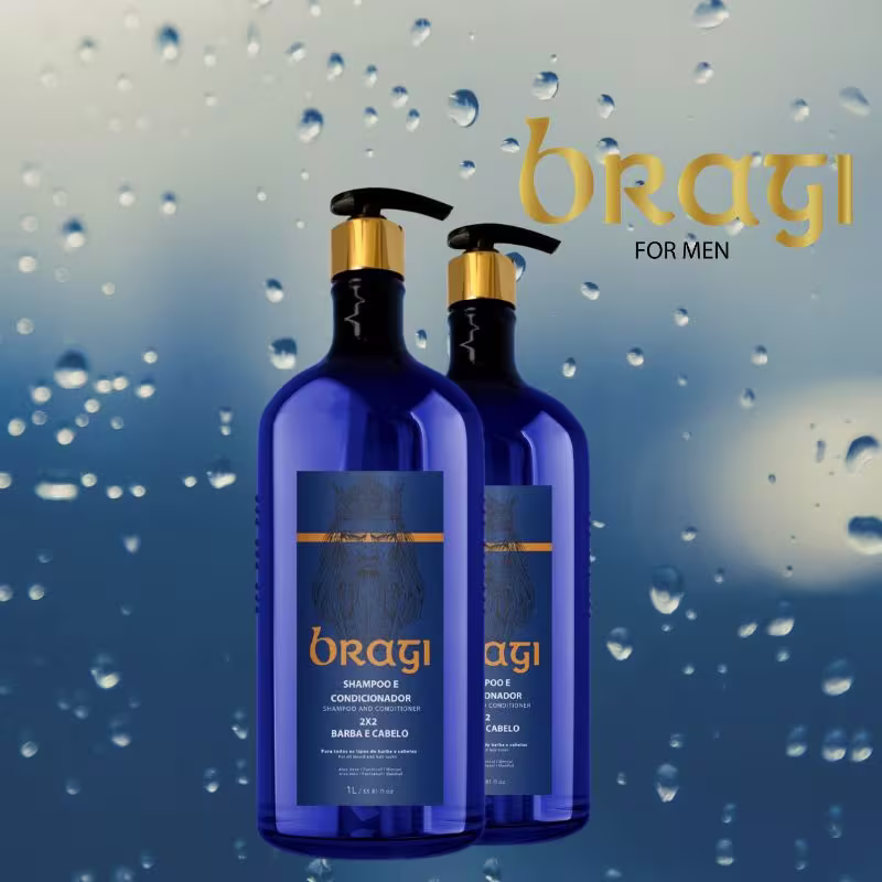 A imagem mostra duas garrafas azuis grandes com detalhes em preto e dourado nas embalagens. O fundo tem gotas d'água espalhadas, dando uma sensação refrescante. O logotipo "Bragi" está escrito em letras amarelas no canto direito.