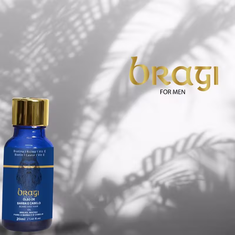 A imagem traz um produto em uma  pequena garrafa azul com detalhes e tampa dourada. Ao fundo há uma parede desfocada com sombras de folhas que se parecem com palmeiras.