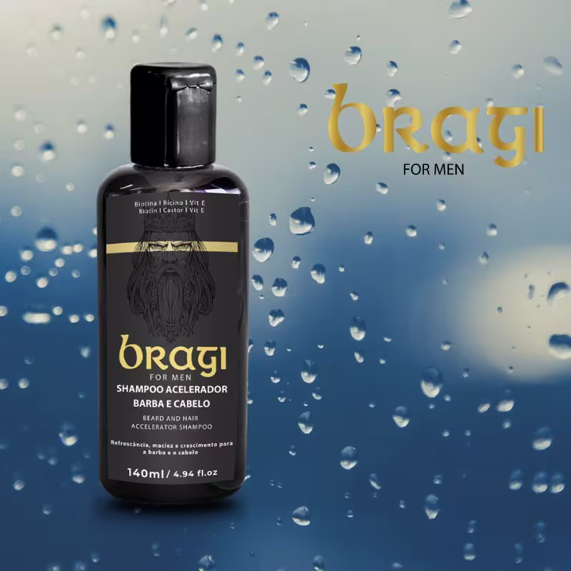 Há uma embalagem preta de shampoo com detalhes dourados. O frasco está cercado por gotas d'água espalhadas em um fundo azul claro, criando um efeito refrescante. O logotipo "Bragi" está escrito em letras amarelas grandes no canto superior direito.