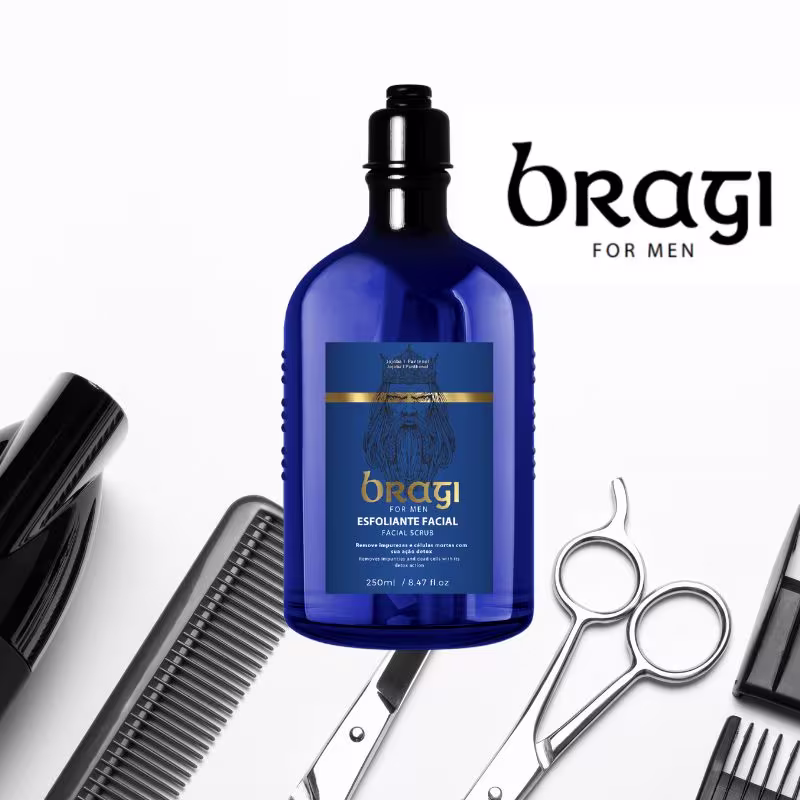 O item principal da imagem é um grande frasco azul, ao lado da embalagem estão dispostos alguns acessórios tipicamente usados para cuidados com barba e cabelo masculinos, como pentes e tesouras de cabelo em aço inoxidável.