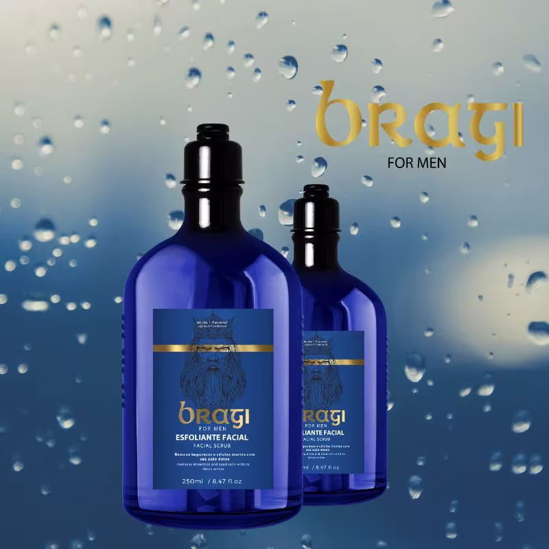 A imagem mostra duas garrafas azuis com detalhes em preto e dourado nas embalagens. O fundo tem gotas d'água espalhadas, dando uma sensação refrescante. O logotipo "Bragi" está escrito em letras amarelas no canto direito.