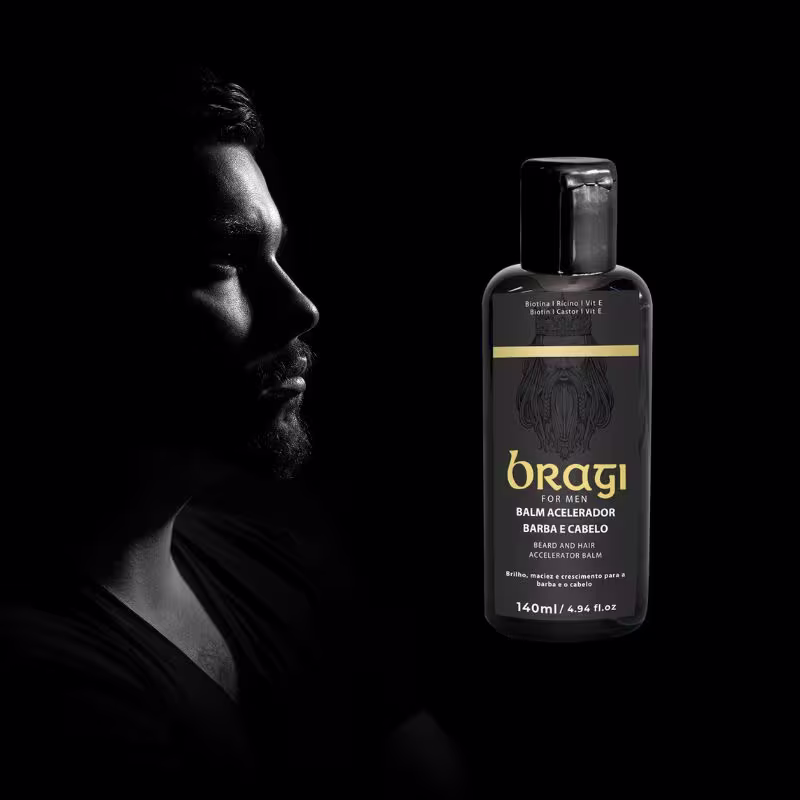 Em um fundo preto, vemos um close em perfil de um homem com barba e cabelos escuros. Ao lado dele, está exibido o frasco preto do balm. A imagem tem um estilo dramático e elegante, focando na silhueta do rosto masculino e no produto destacado.