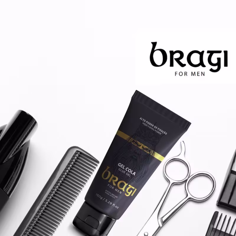 No centro da imagem encontra-se o tubo preto com o gel finalizador e ao redor estão dispostos diversos acessórios tipicamente usados em barbearias como pentes, tesouras e aparadores.