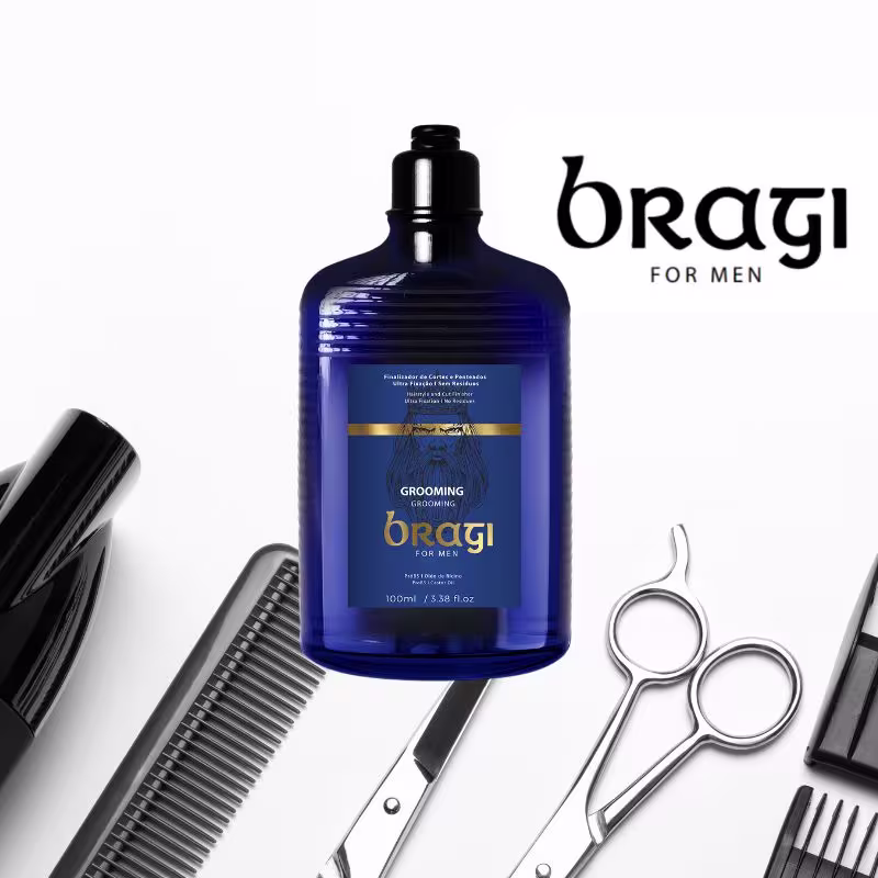 No centro da imagem encontra-se uma grande garrafa azul com a loção pós barba e ao redor estão dispostos diversos acessórios tipicamente usados em barbearias como pentes, tesouras e aparadores.