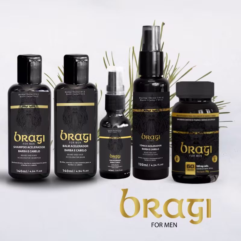 Esta imagem mostra cinco produtos da linha Bragi For Men em um fundo branco. Todos os frascos e embalagens têm uma aparência preta elegante com detalhes em dourado. Ao fundo também há um pequeno ramo com folhas verdes e finas completando o cenário.