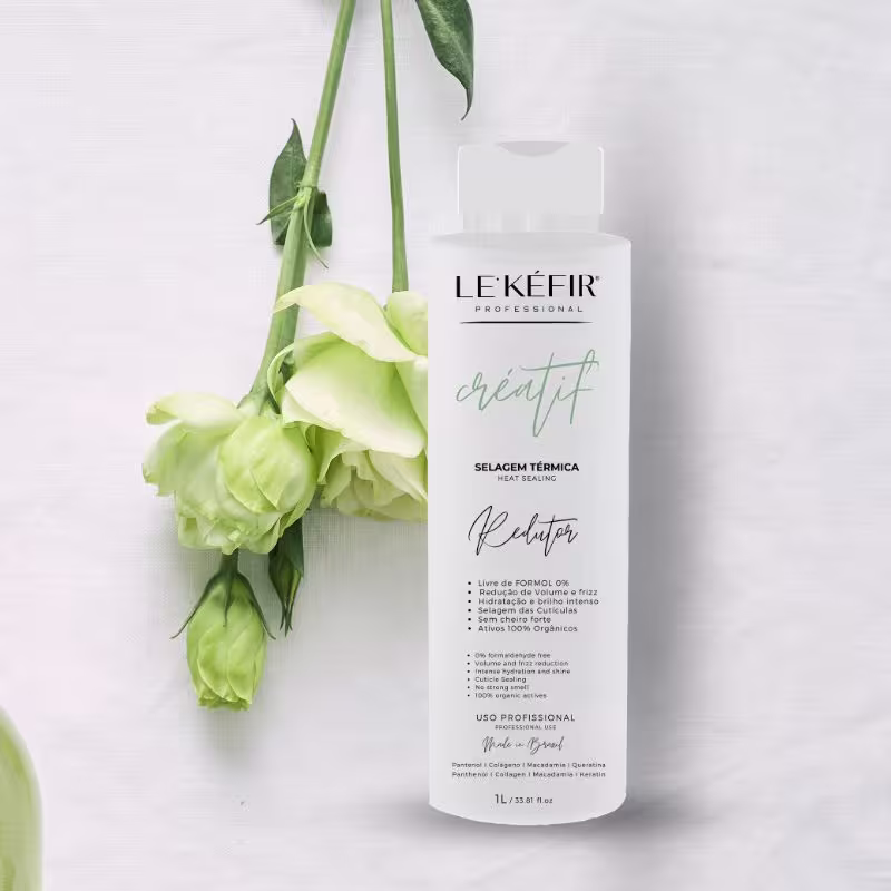 A imagem mostra o frasco branco em destaque, ao lado há um galho de rosas em tom claro, adornando a composição da imagem de forma elegante e delicada.