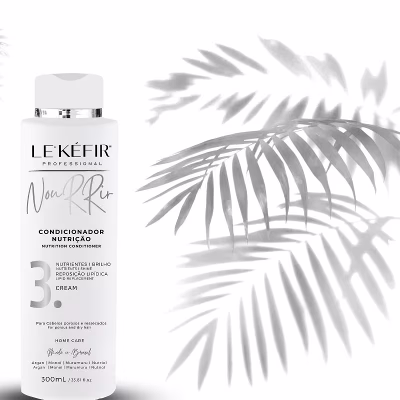A imagem mostra o condicionador em destaque e ao fundo folhas de palmeira em tons cinza, dando um toque elegante e natural ao produto.