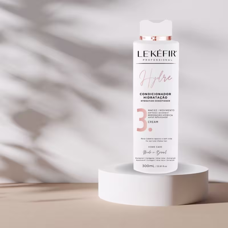 A imagem mostra o frasco do condicionador em cima de uma base circular também branca, que traz destaque para o produto. A embalagem da marca Le'Kéfir traz na parte da frente as principais informações da fórmula.