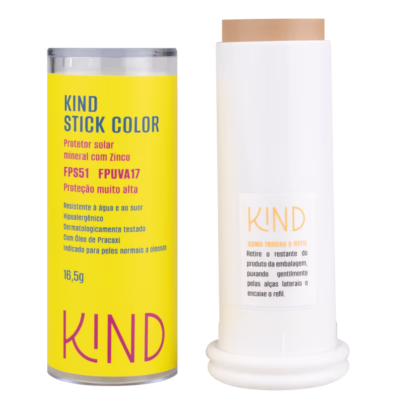 A imagem mostra o protetor solar aberto, com a tampa do lado esquerdo, cilíndrica e amarela com informações do tipo de produto, volumetria e marca. Do lado direito, o bastão do produto, todo branco com um adesivo de instruções de como trocar o refil.