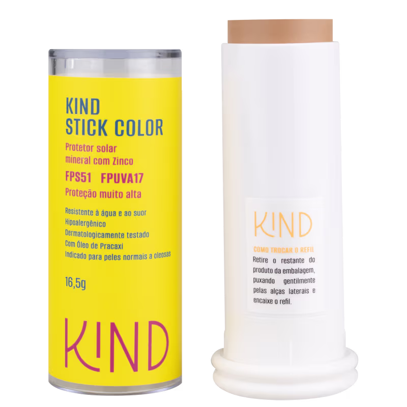 A imagem mostra o protetor solar aberto, com a tampa do lado esquerdo, cilíndrica e amarela com informações do tipo de produto, volumetria e marca. Do lado direito, o bastão do produto, todo branco com um adesivo de instruções de como trocar o refil.