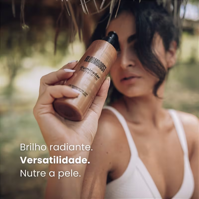 Mulher branca ao ar livre segurando o iluminador corporal próximo ao rosto. No texto em destaque, lê-se: "Brilho radiante. Versatilidade. Nutre a pele".