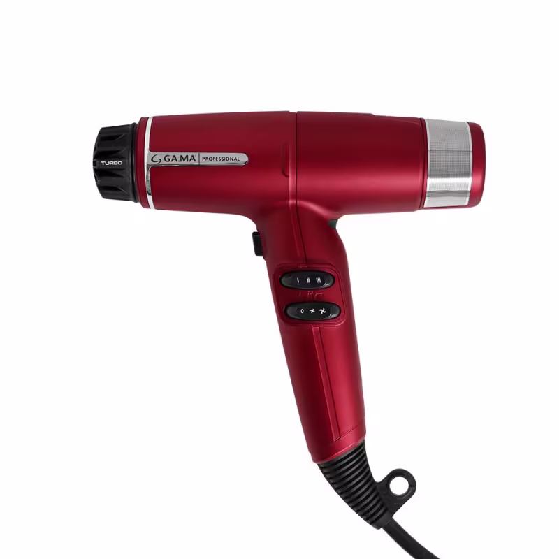 A imagem mostra o secador de cabelo da marca GA.MA. O acessório possui um corpo cilíndrico vermelho metálico com detalhes prateados. Há uma grelha de entrada de ar perfurada na parte traseira, painel de controle com três botões e cabo preto flexível.