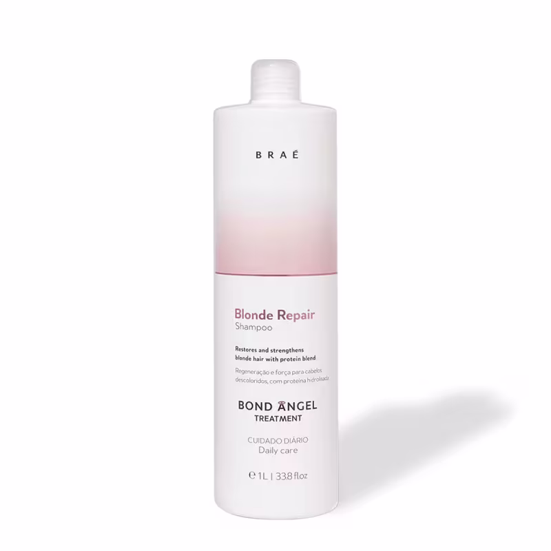 Shampoo reparador para cabelos loiros da marca Braé. Embalagem plástica branca com degradê rosa. Rótulo com descrição "Restaura e fortalece cabelos loiros com blend de proteínas. Preparação para cabelos descoloridos, com proteínas hidrolisadas".