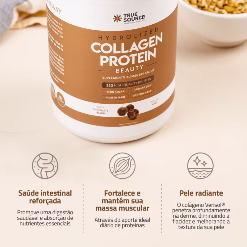 Produto True Source, uma proteína de colágeno hidrolisada em pó. Embalagem branca e marrom. Contém 22g de proteína de alta qualidade, sem açúcar. Promete pele radiante, cabelos saudáveis e unhas fortes.