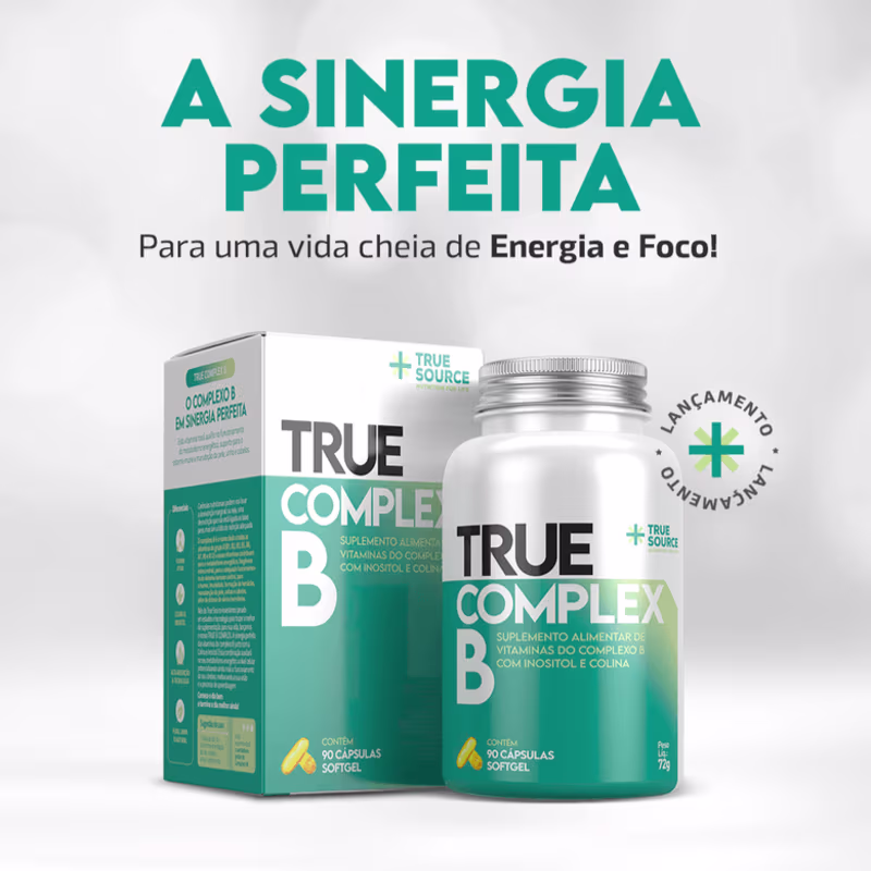 O produto apresentado é um suplemento alimentar de vitaminas do complexo B, com inositol e colina, da marca True Source. O frasco contém 90 cápsulas softgel amarelas. O design é simples e minimalista, com o logotipo da True Source.