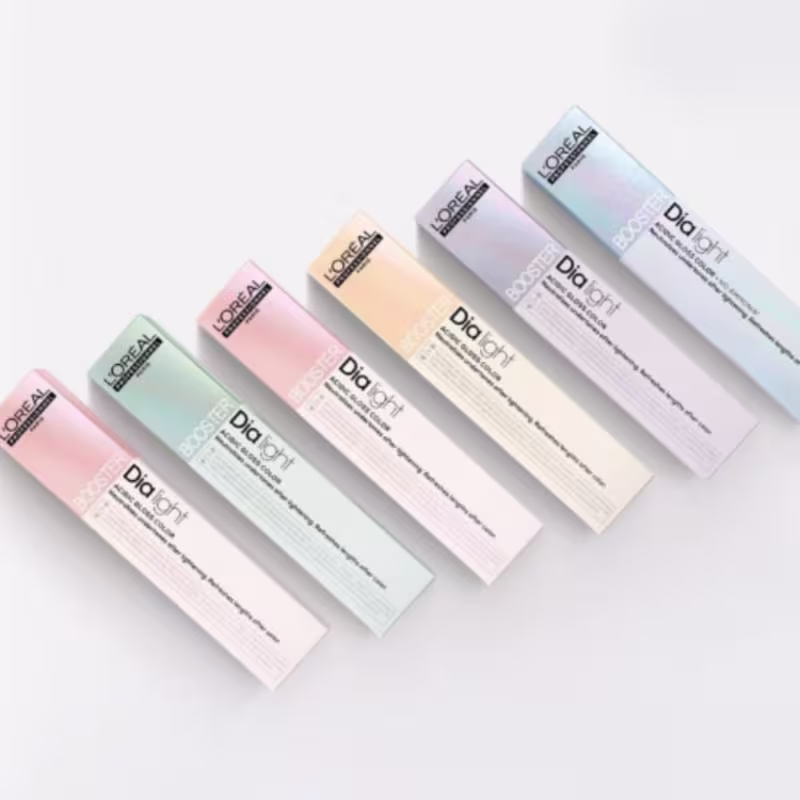 A imagem mostra uma linha de produtos de coloração para cabelos da marca L'Oréal Professionnel. São tubos retangulares de plástico em diferentes cores pastel. Cada tubo tem o nome do produto "Dia Light" impresso.
