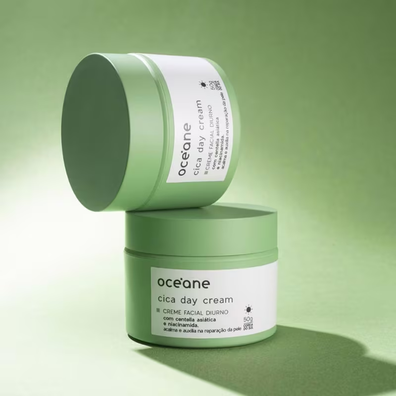 A imagem tem um fundo verde e mostra 2 potes do Océane Cica Day, um em cima do outro.