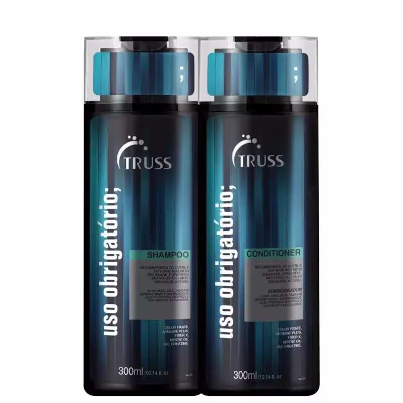 A imagem mostra dois frascos de shampoo e condicionador da linha Uso Obrigatório da Truss. Os frascos são pretos com detalhes em azul.