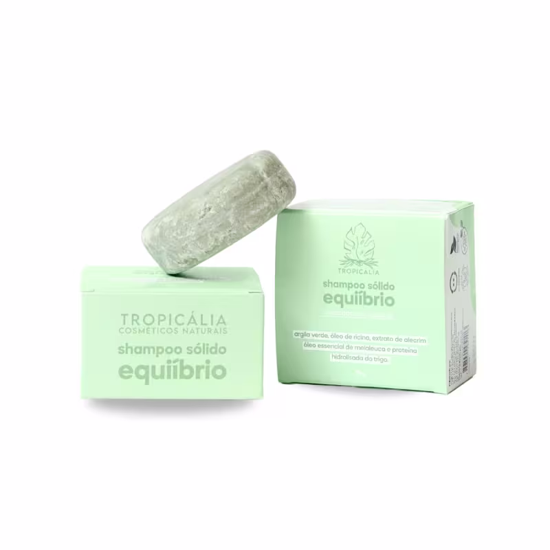 Shampoo sólido Equilíbrio da marca Tropicália Cosméticos Naturais, em embalagem de caixa e barra de sabonete verde-clara, com rótulos e informações sobre os ingredientes naturais.