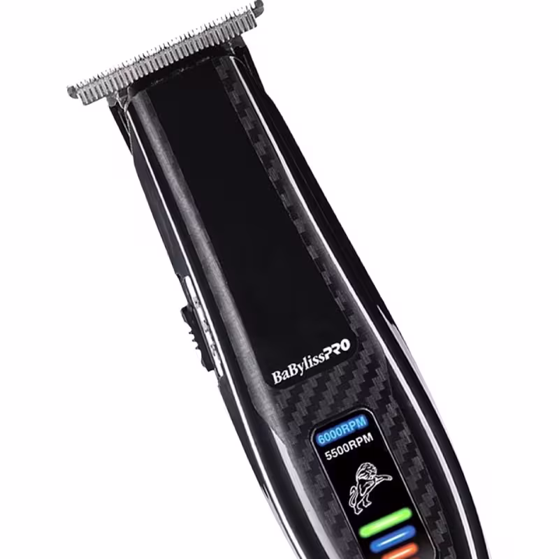 Aparelho de corte de cabelo profissional BaBylissPro. Corpo preto e alongado com detalhes em fibra de carbono. Tela digital exibindo velocidades de 5500RPM e 6000RPM. Cores predominantes são preto, azul e verde.