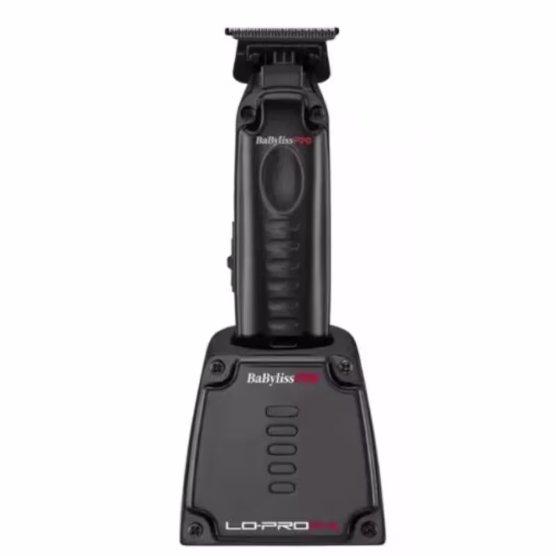 A imagem mostra a máquina de acabamento na base carregadora. O produto tem um design preto. O corpo principal é retangular com uma empunhadura ergonômica. Na parte superior, há uma lâmina de corte com pentes ajustáveis.