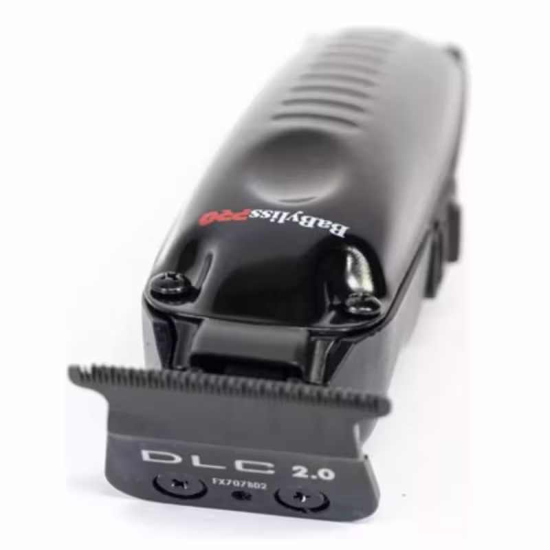 Este é um aparelho de corte de cabelo profissional da marca BaByliss Pro. O produto tem um design ergonômico e aerodinâmico, com uma carcaça preta brilhante e lâmina DLC 2.0