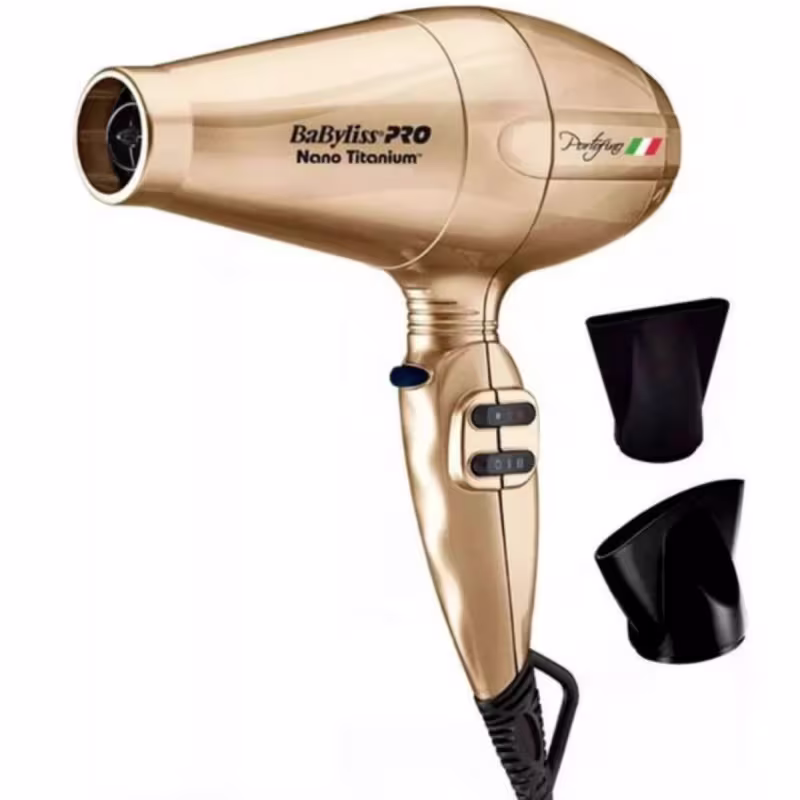 Secador de cabelo profissional BaByliss Pro Nano Titanium. Corpo cilíndrico alongado na cor dourada metálica. Possui três botões de controle e um bocal concentrador removível. Vem acompanhado de dois bocais removíveis pretos.