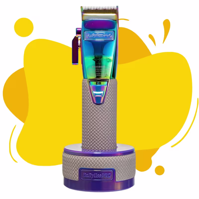 Aparelho de corte de cabelo BaBylissPRO, com corpo metálico texturizado em cinza e detalhes em roxo. O aparelho possui uma lâmina de corte larga e aparadora integrada na parte superior, ambas com acabamento em azul metálico brilhante.