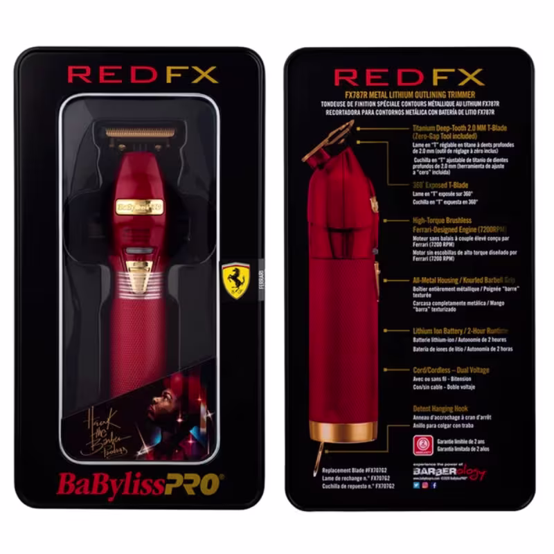 O produto é um aparador de cabelo profissional da marca BaBylissPRO.  Possui uma carcaça metálica vermelha e dourada. A embalagem é uma caixa plástica preta com o logotipo da Ferrari e detalhes do produto em texto amarelo e vermelho.