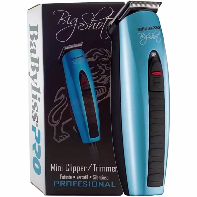 Imagem mostra a máquina de corte de BaByliss Pro Big Shot. Produto profissional em embalagem de caixa preta com o nome "Big Shot" em letras cursivas brancas. O aparelho é azul claro, com detalhes pretos e um botão vermelho de ligar/desligar.