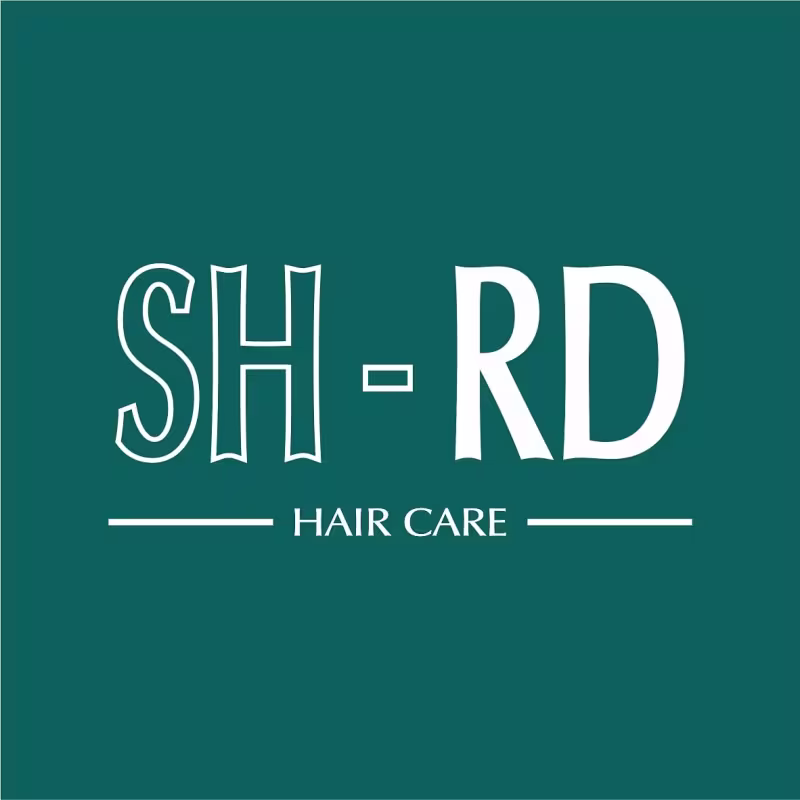 A imagem mostra o logotipo "SH-RD" em um estilo tipográfico moderno e arredondado. Ao fundo a cor predominante é um verde escuro profundo, com o texto em branco, criando um contraste elegante.