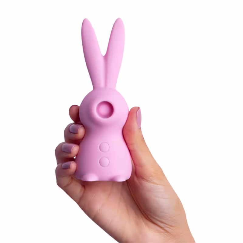 O objeto é segurado por uma mão, evidenciando seu tamanho reduzido e portabilidade.