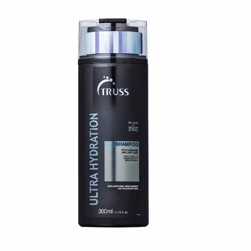 A imagem mostra um frasco de shampoo da marca Truss, da linha Ultra Hydration. O frasco é preto, com detalhes prateados e azuis. O rótulo informa que é um shampoo para cabelos danificados e ressecados.