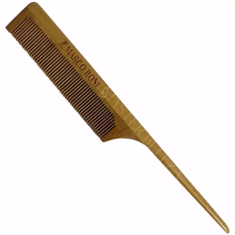 Pente de cabelo de madeira, com dentes finos e longos. Na lateral está gravado o texto "MARCO BONI" em letras maiúsculas.