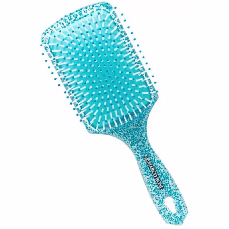 Escova de cabelo Marco Boni em formato de leque, com cerdas plásticas azuis dispostas em padrão circular. O cabo é revestido com material brilhante azul claro e escuro, formando um degradê.