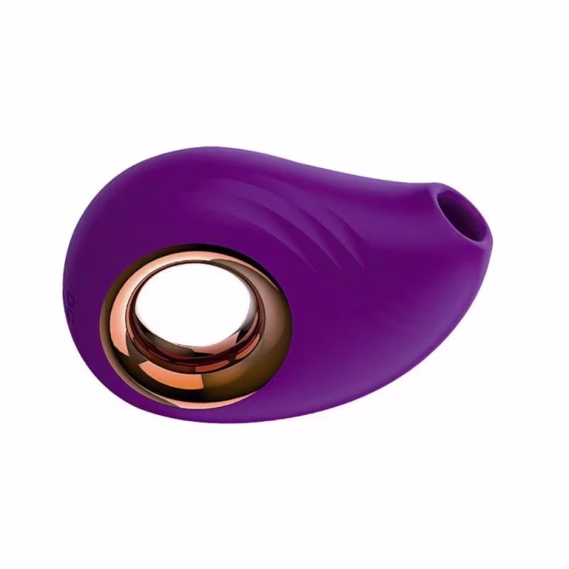 Vibrador de silicone de cor roxa com detalhes dourados, com formato curvo e ergonômico, projetado para estimulação íntima.
