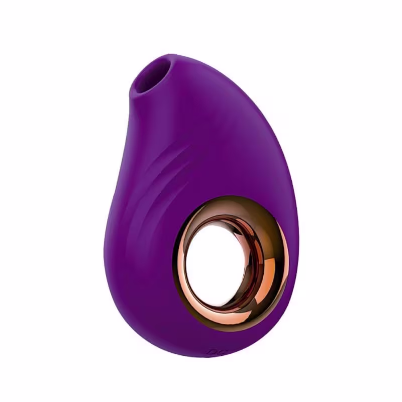 Vibrador de silicone de cor roxa com detalhes em cobre, com formato ovalado e curvo, projetado para estimulação íntima.