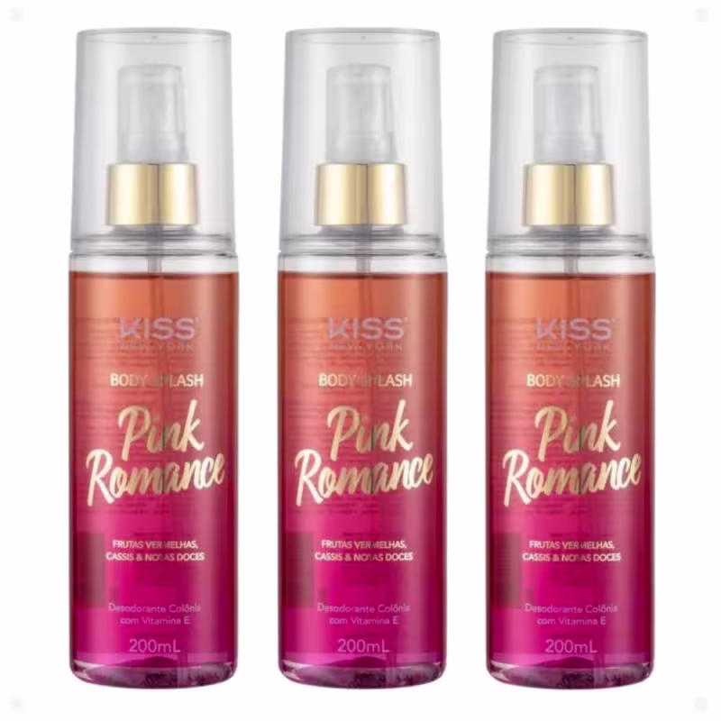 Três frascos de Body Splash Pink Romance de 200ml cada. Os frascos são transparentes com detalhes em rosa e dourado. O líquido dentro tem uma cor rosa avermelhada. O rótulo indica que tem fragrância de frutas vermelhas, cassis e notas doces.