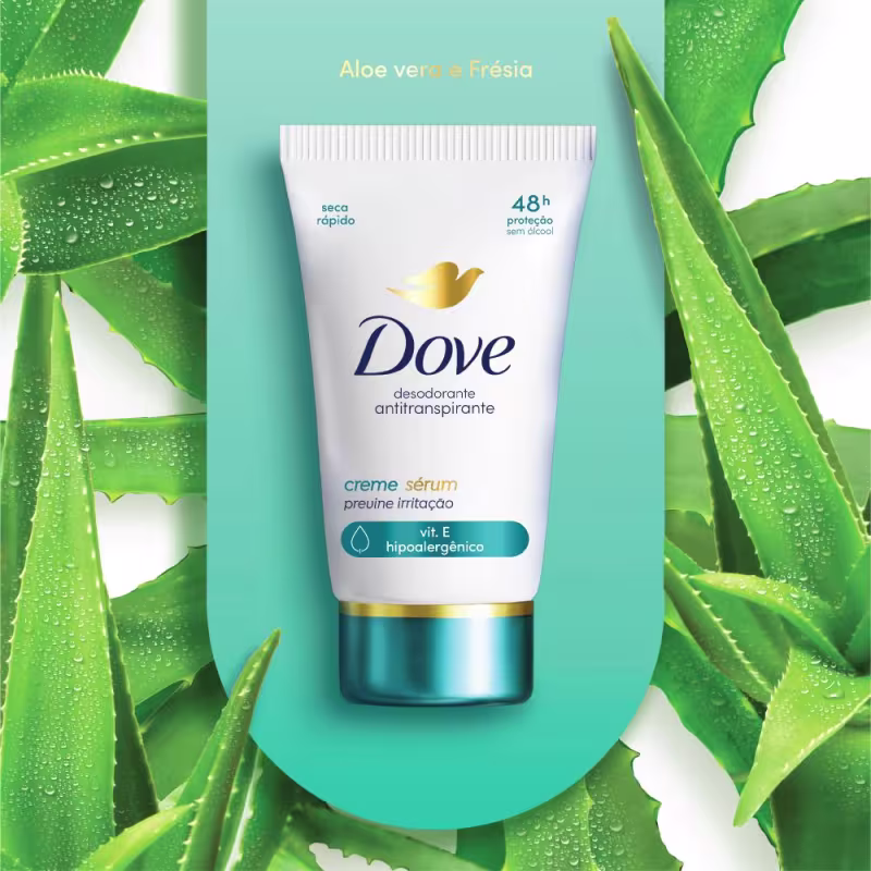 A imagem mostra o desodorante e ilustrações de Aloe Vera ao redor, evidenciando um dos componentes presente na fórmula.