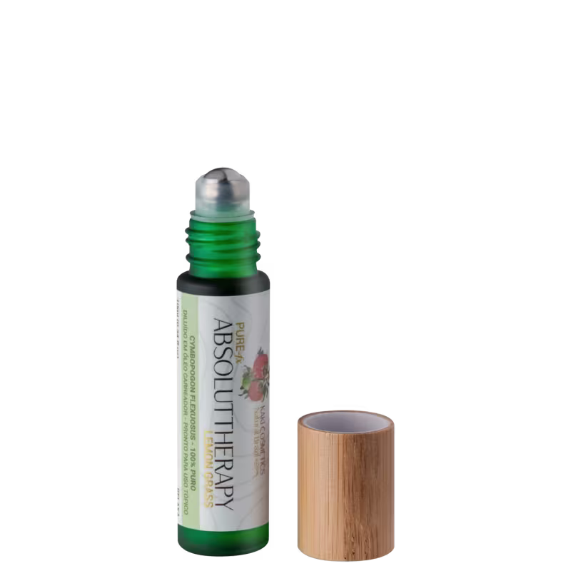 Frasco cilíndrico de vidro verde com tampa metálica arredondada. Rótulo retangular com o nome do produto e da marca em letras brancas sobre fundo roxo. Seu aplicador é em formato roll-on.